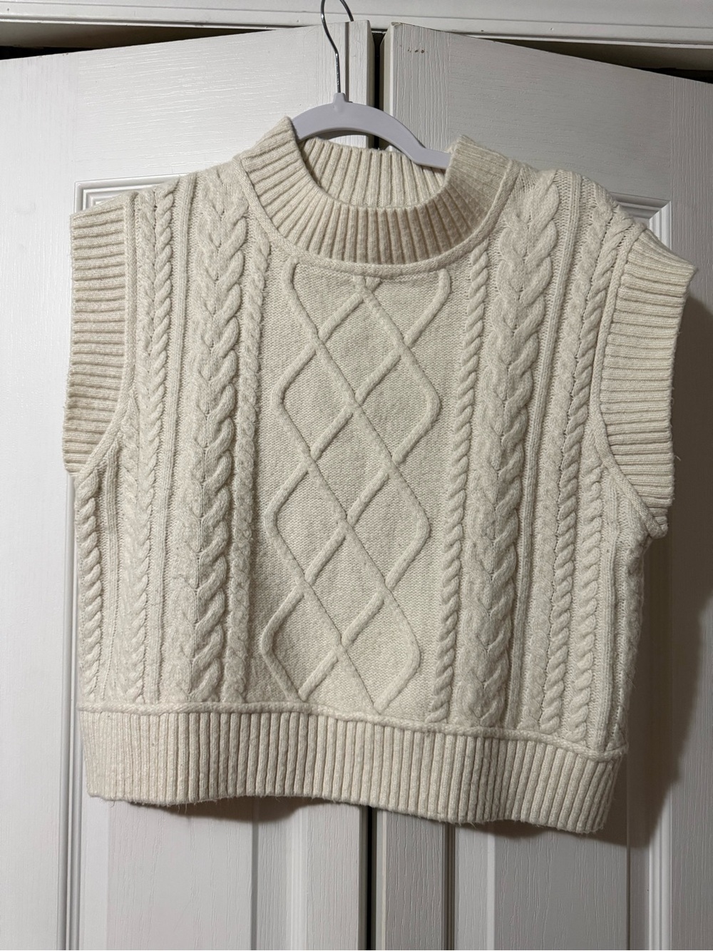 Jessica Simpson Cream Cable-Knit Sleeveless Sweater Vest - L